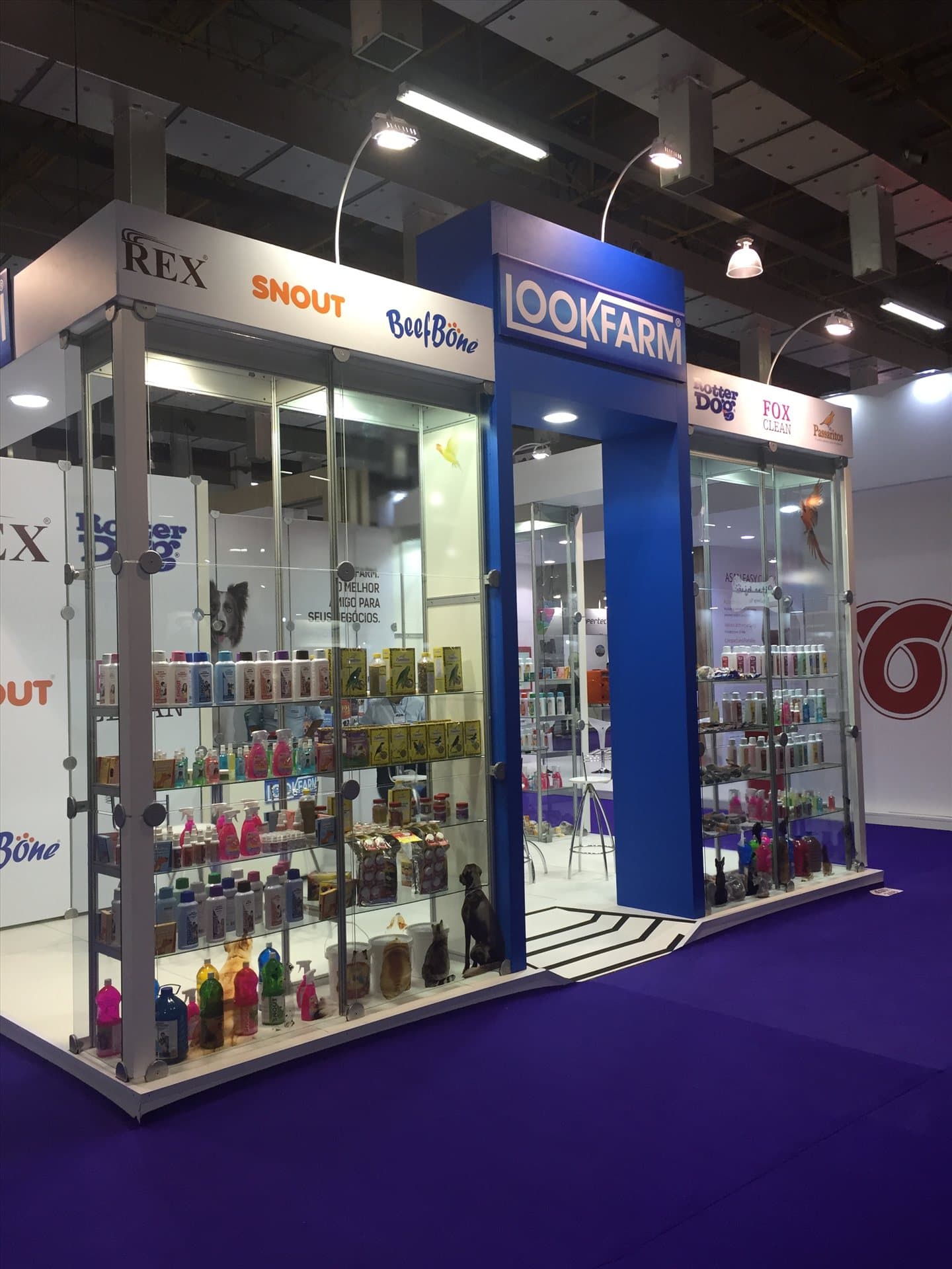 Estande da Lookfarm em feira do setor pet, reunindo as marcas Rex, Beefbone, Snout e Passaritos