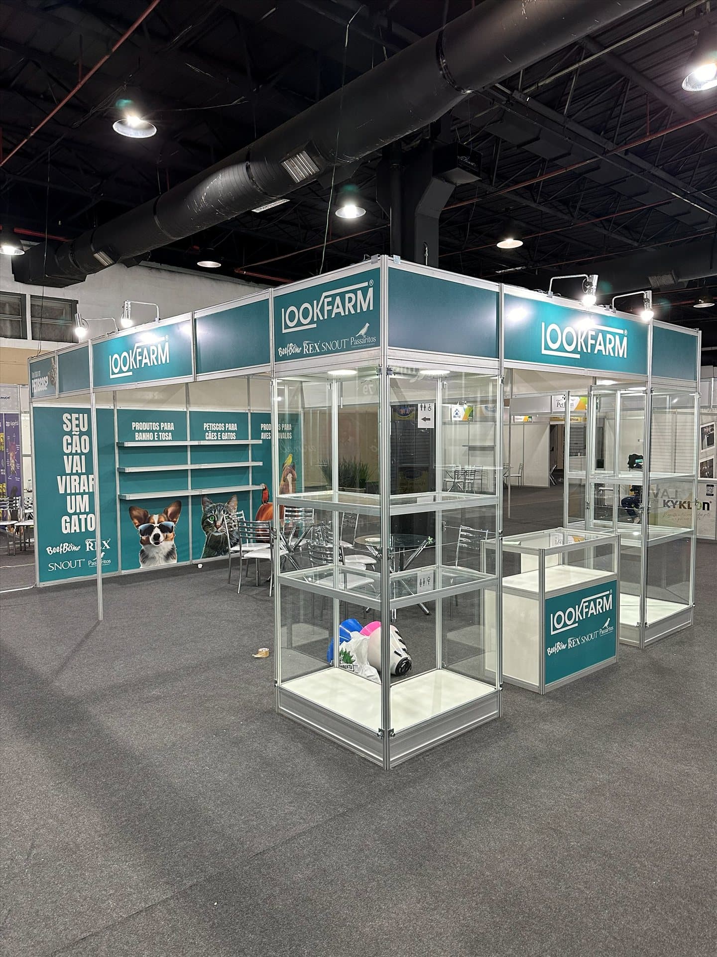 Estande Lookfarm em feira do setor pet, período noturno