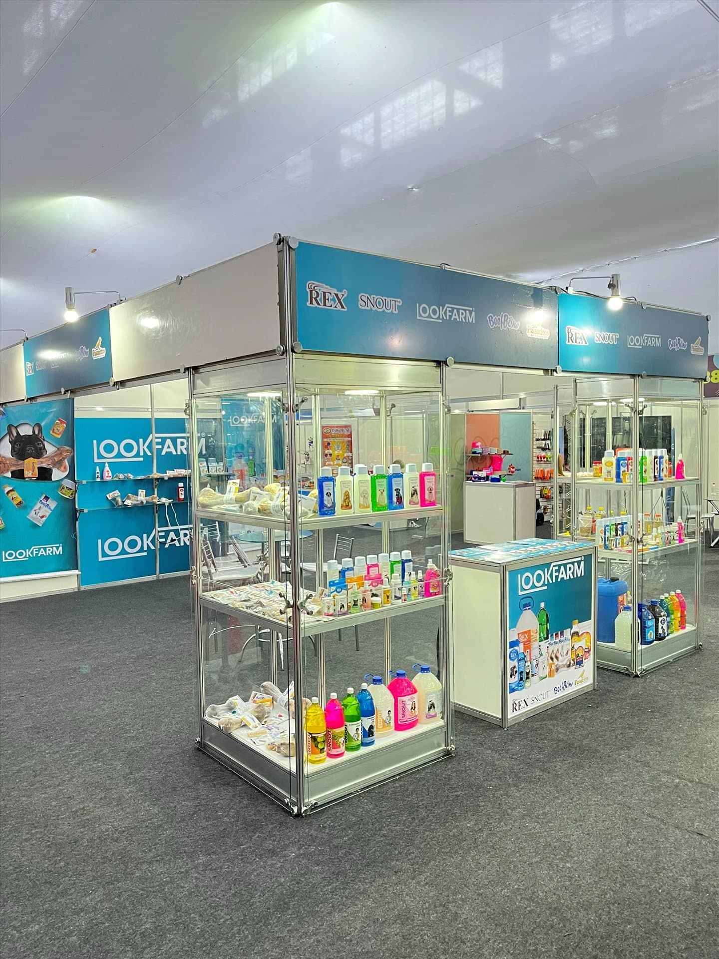 Estande Lookfarm com vitrines de produtos das marcas do grupo
