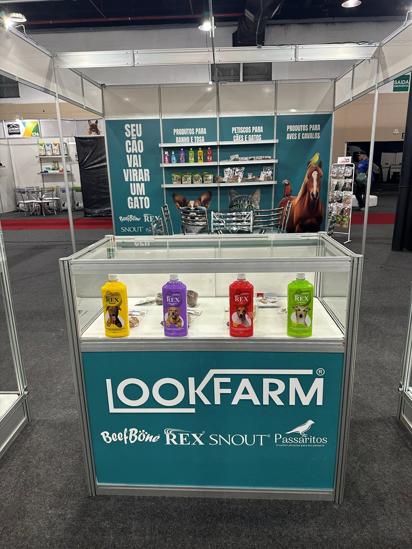 Estande Lookfarm com linha de shampoos Rex em destaque