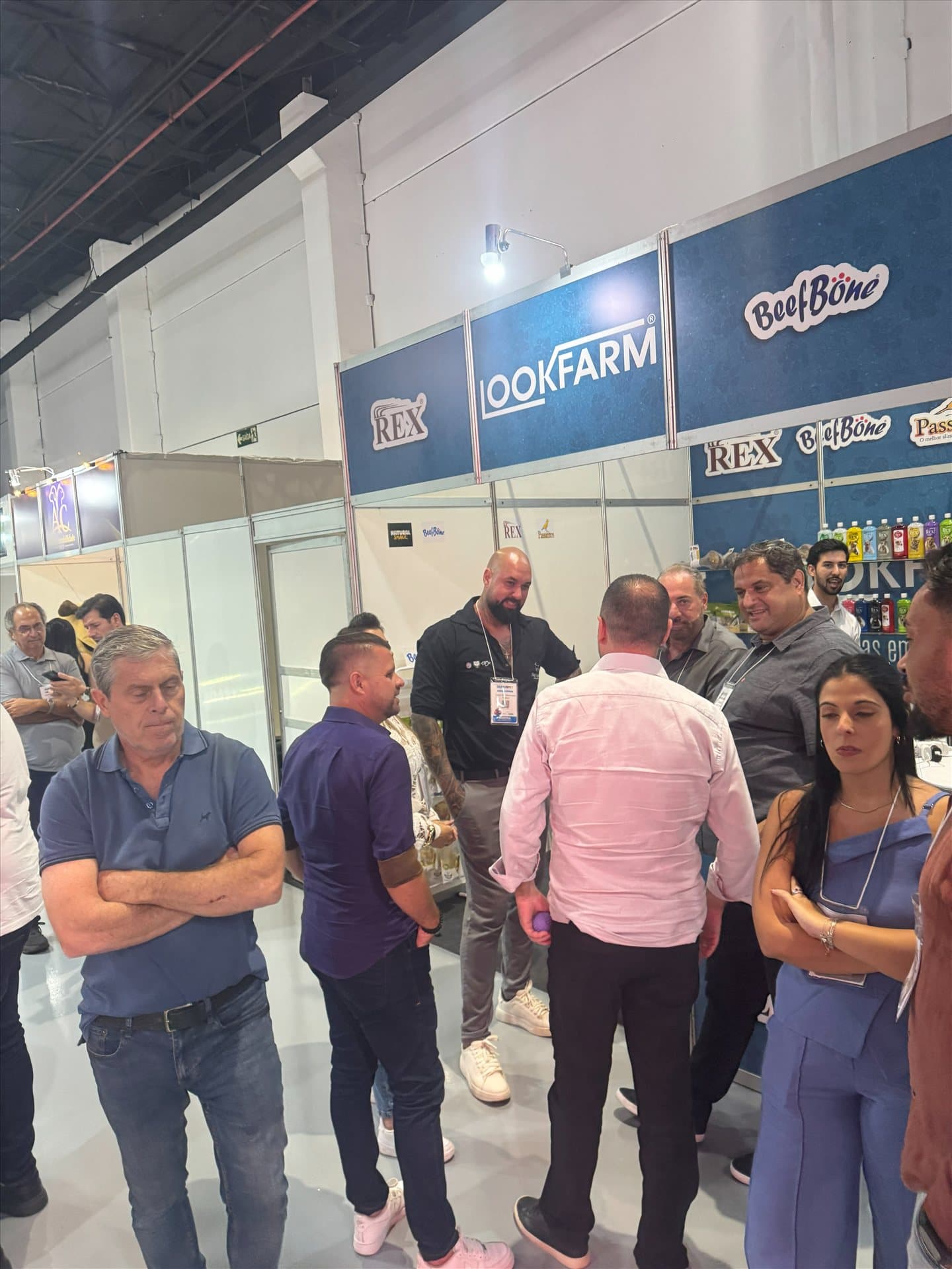 Equipe Lookfarm atendendo visitantes no estande em feira do setor pet