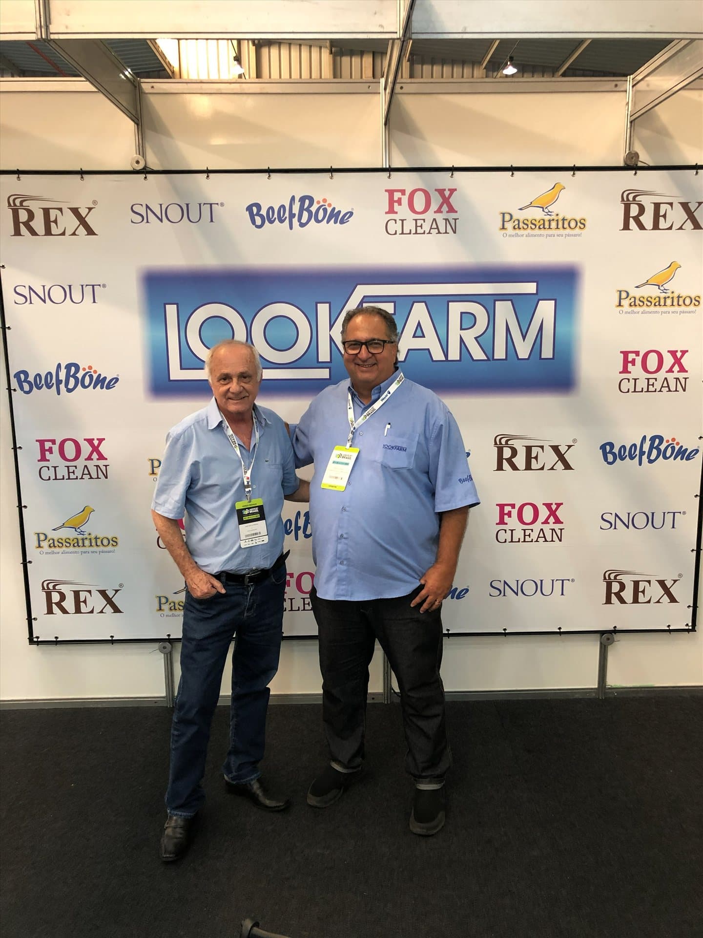 Equipe Lookfarm em frente ao painel das marcas Rex, Snout, Beefbone, Fox Clean e Passaritos