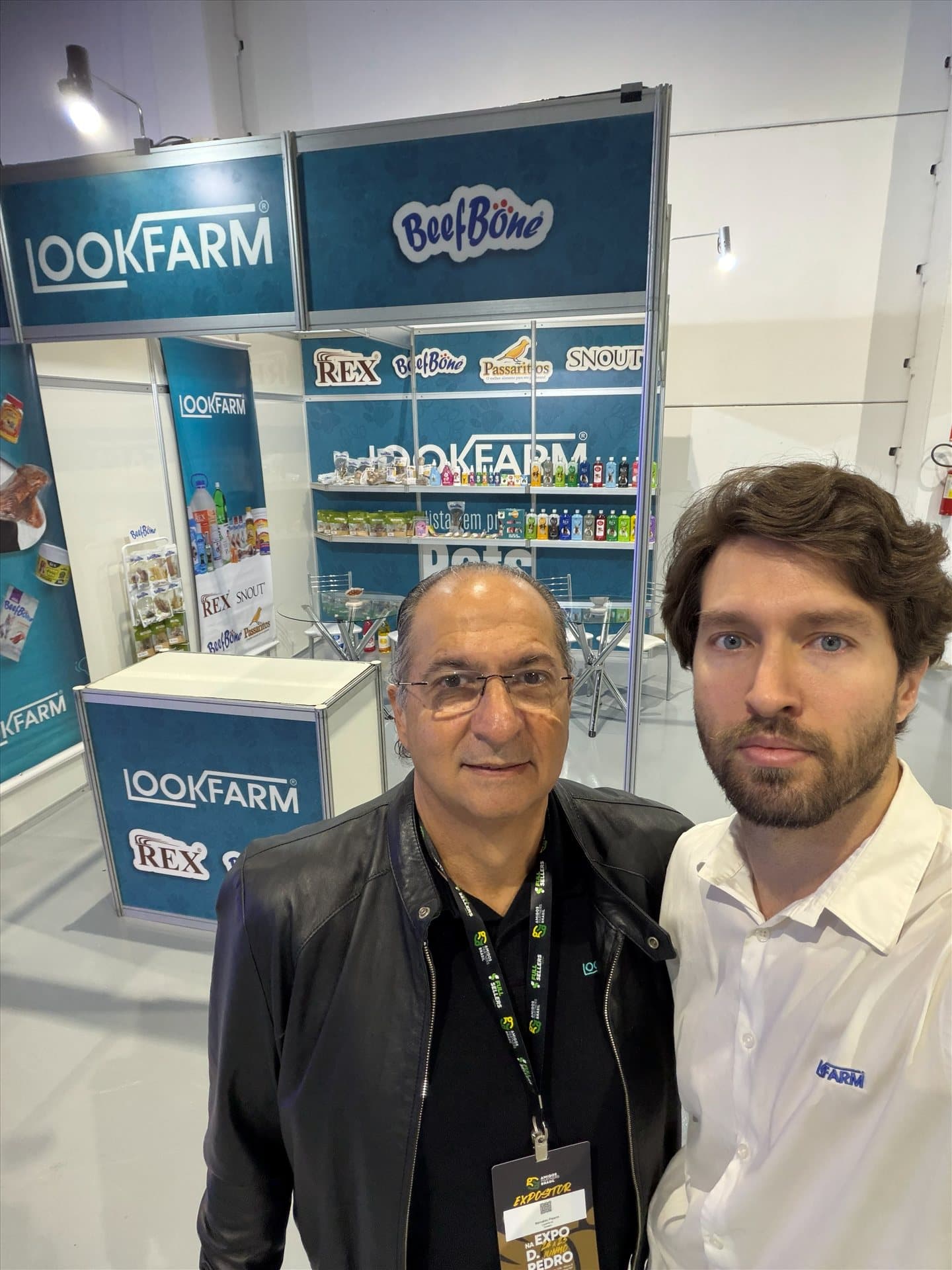 Dupla da equipe Lookfarm no estande da marca