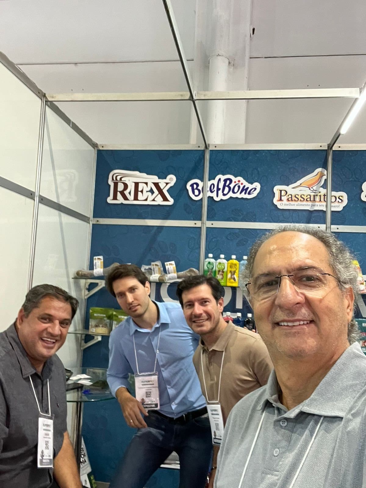 Equipe Lookfarm em feira do setor pet