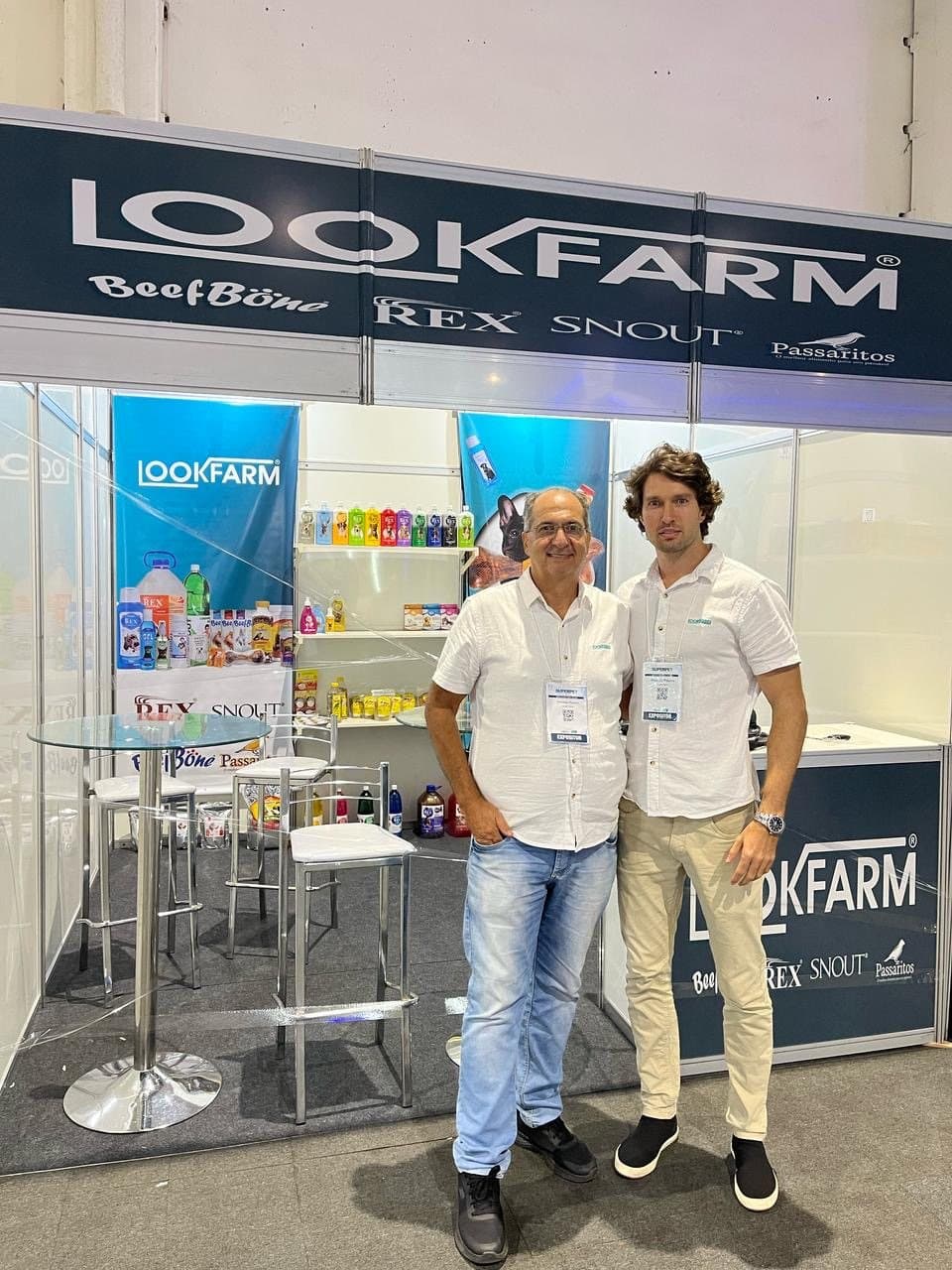 Equipe Lookfarm em feira do setor pet