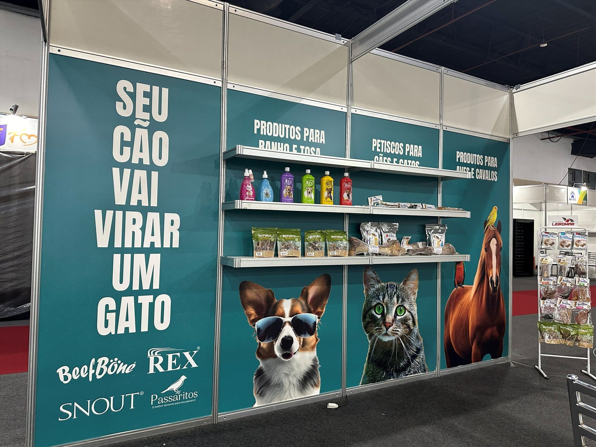 Estande Lookfarm com o painel Seu cão vai virar um gato, mostrando produtos para cães, gatos, aves e cavalos