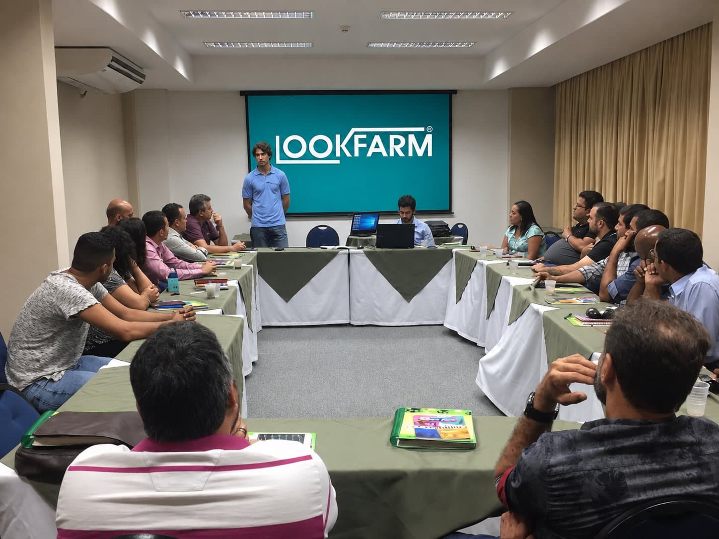 Reunião de alinhamento com a equipe comercial da Lookfarm